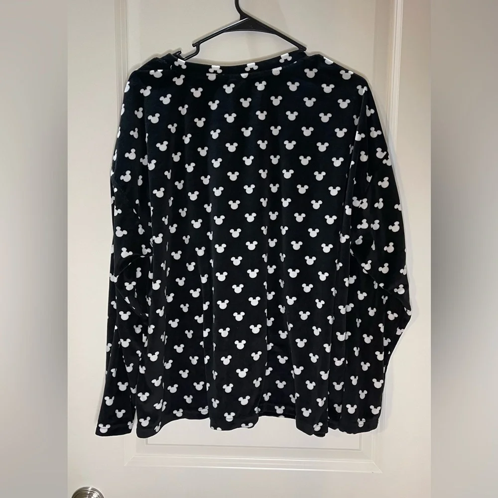 Disney Black and White Mickey Pajama Top Gold Mickey Logo Size XL/16-18 - Picture 7 of 7